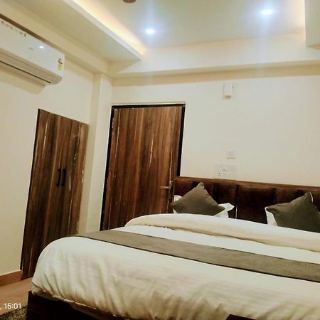 Hotel Abhinandan Ayodhya Zewnętrze zdjęcie