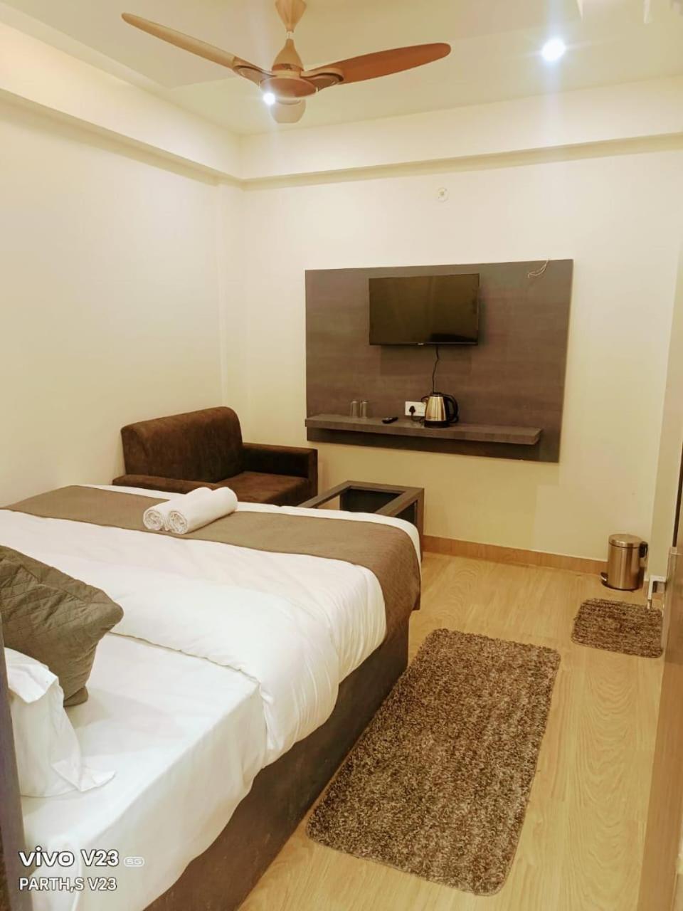 Hotel Abhinandan Ayodhya Zewnętrze zdjęcie
