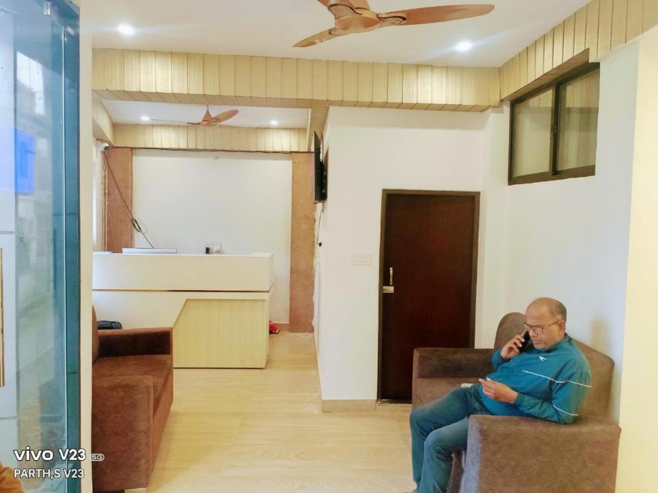 Hotel Abhinandan Ayodhya Zewnętrze zdjęcie