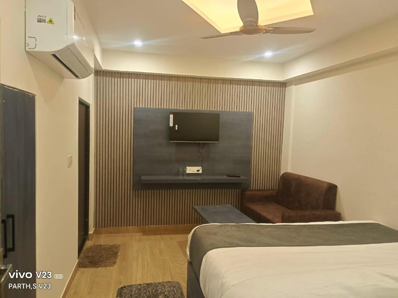 Hotel Abhinandan Ayodhya Zewnętrze zdjęcie