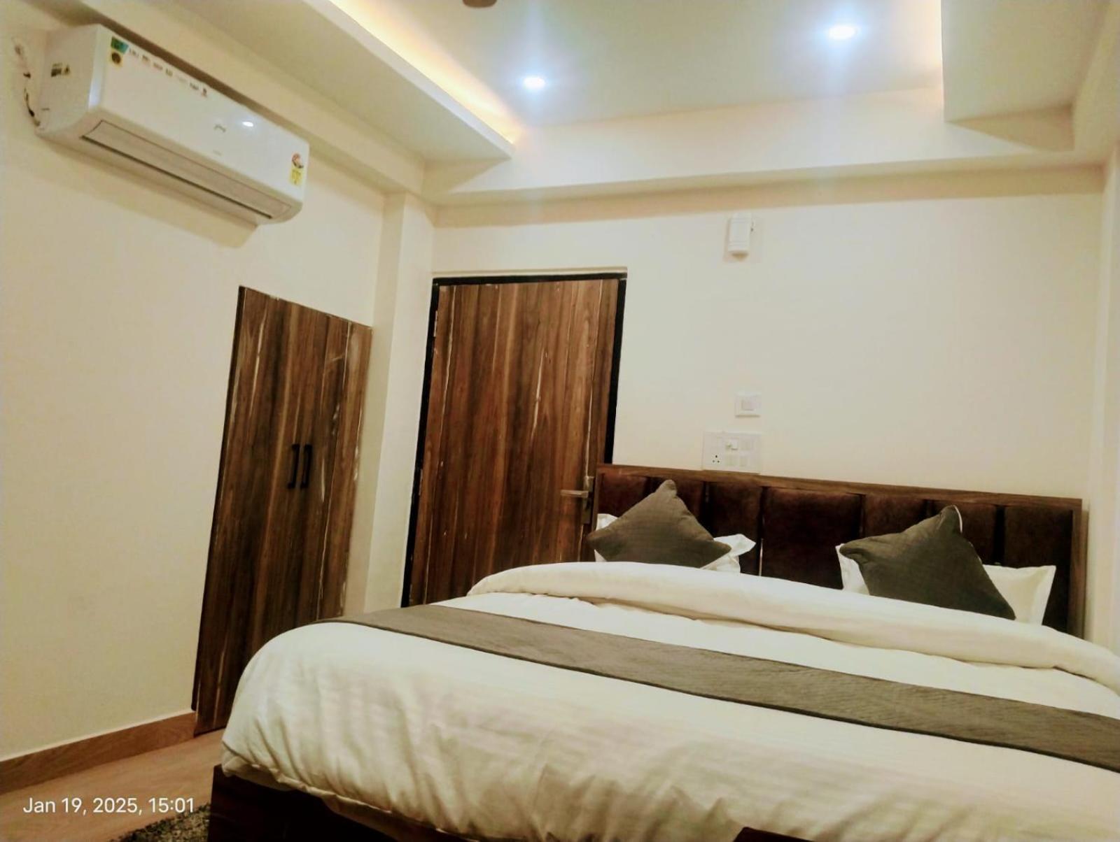 Hotel Abhinandan Ayodhya Zewnętrze zdjęcie
