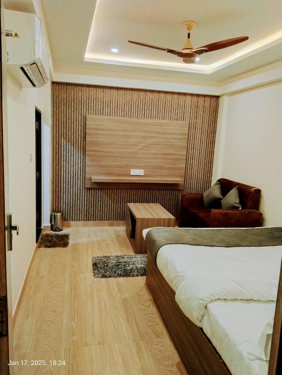 Hotel Abhinandan Ayodhya Zewnętrze zdjęcie